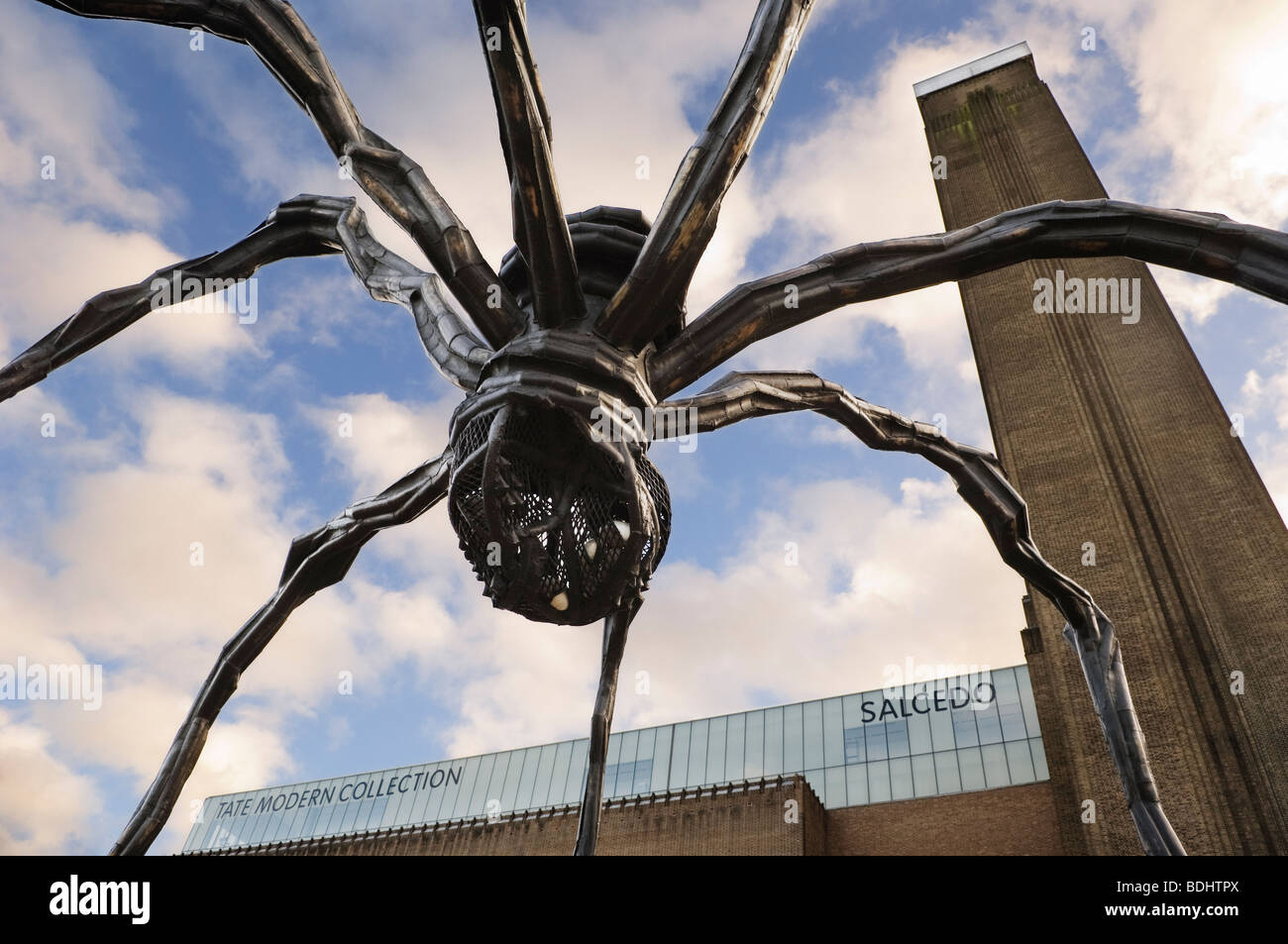 Skulptur "Mutter" von Louise Bourgeois eine Riesenspinne vor Tate Modern. Stockfoto