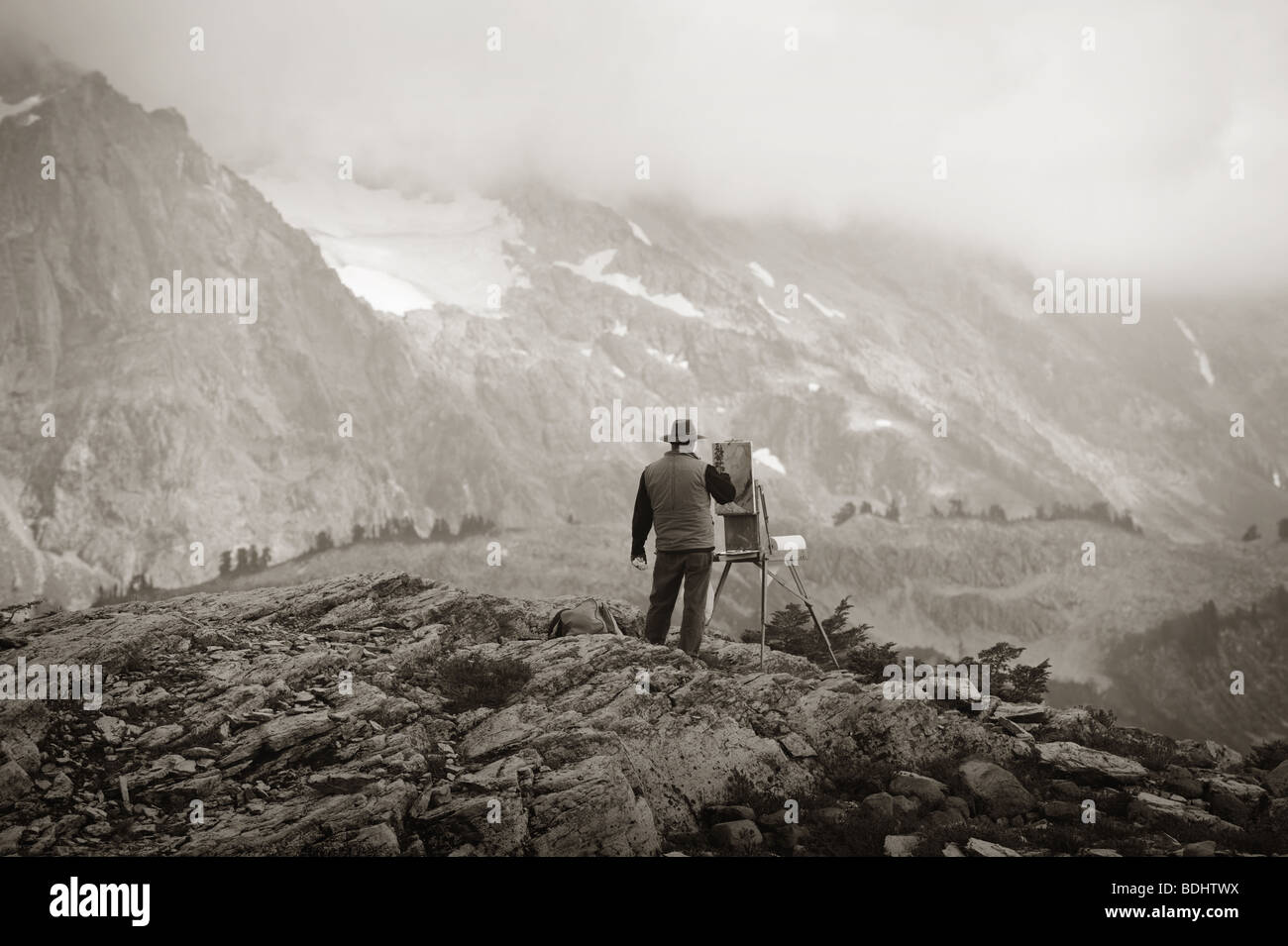 Ein Künstler malt den Blick auf Mt. Shuksan und der Gletscher am Ende der Autobahn Mt. Baker im nordwestlichen Bundesstaat Washington. Stockfoto