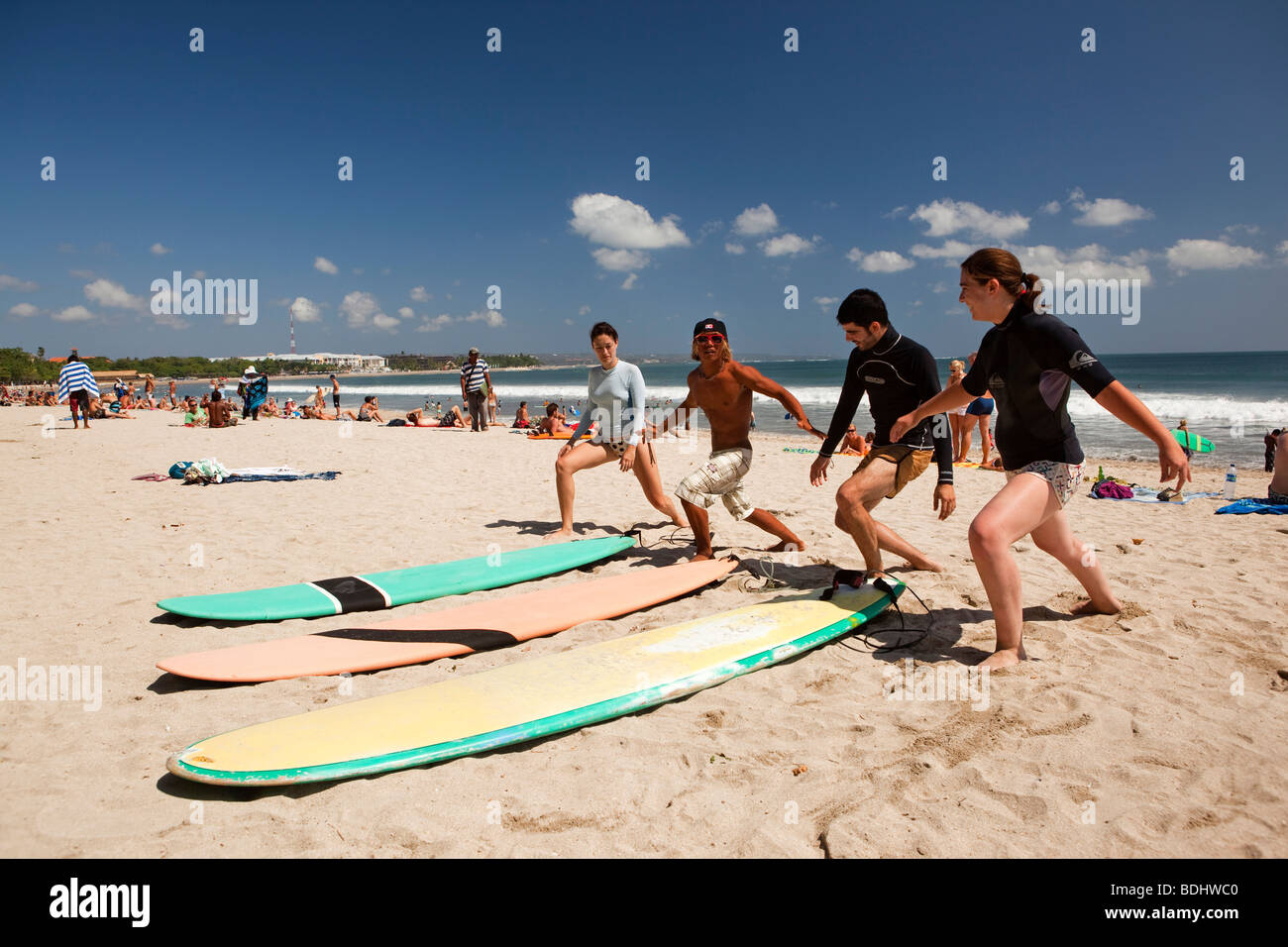 Indonesien, Bali, Kuta, Surfen am Strand surfen lernen Schülerinnen und Schüler Stockfoto