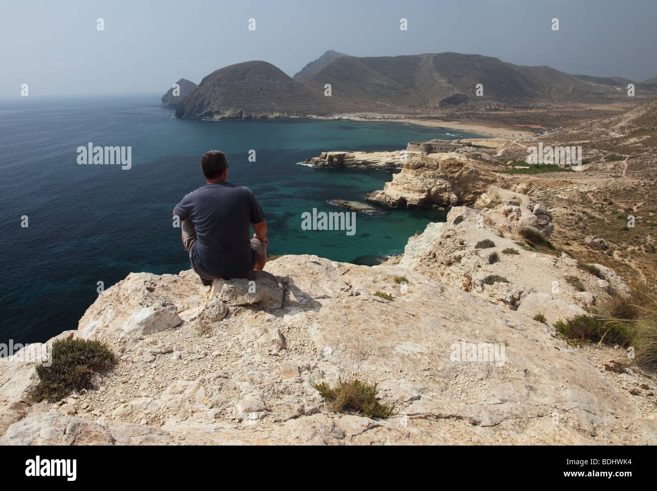 Walker sitzen auf den Klippen über dem Castillo de San Ramon beobachtete das Meer Cabo De Gata Nija Naturel Park Spanien Stockfoto