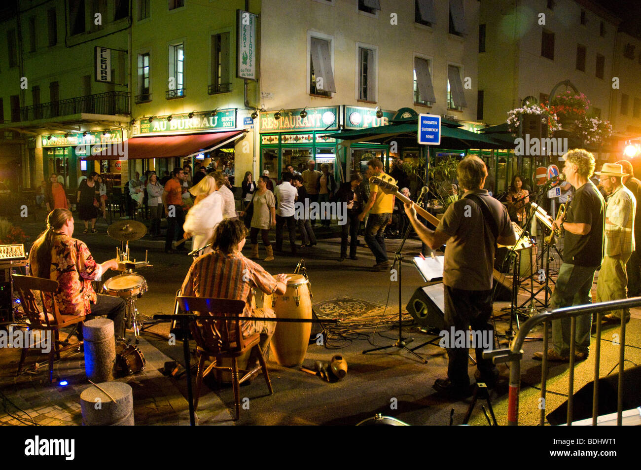 Einmal im Jahr feiert Frankreich einen Tag der Musik, Fete De La Musique. Lebendige Atmosphäre in Moissac, Süd-west Frankreich Stockfoto
