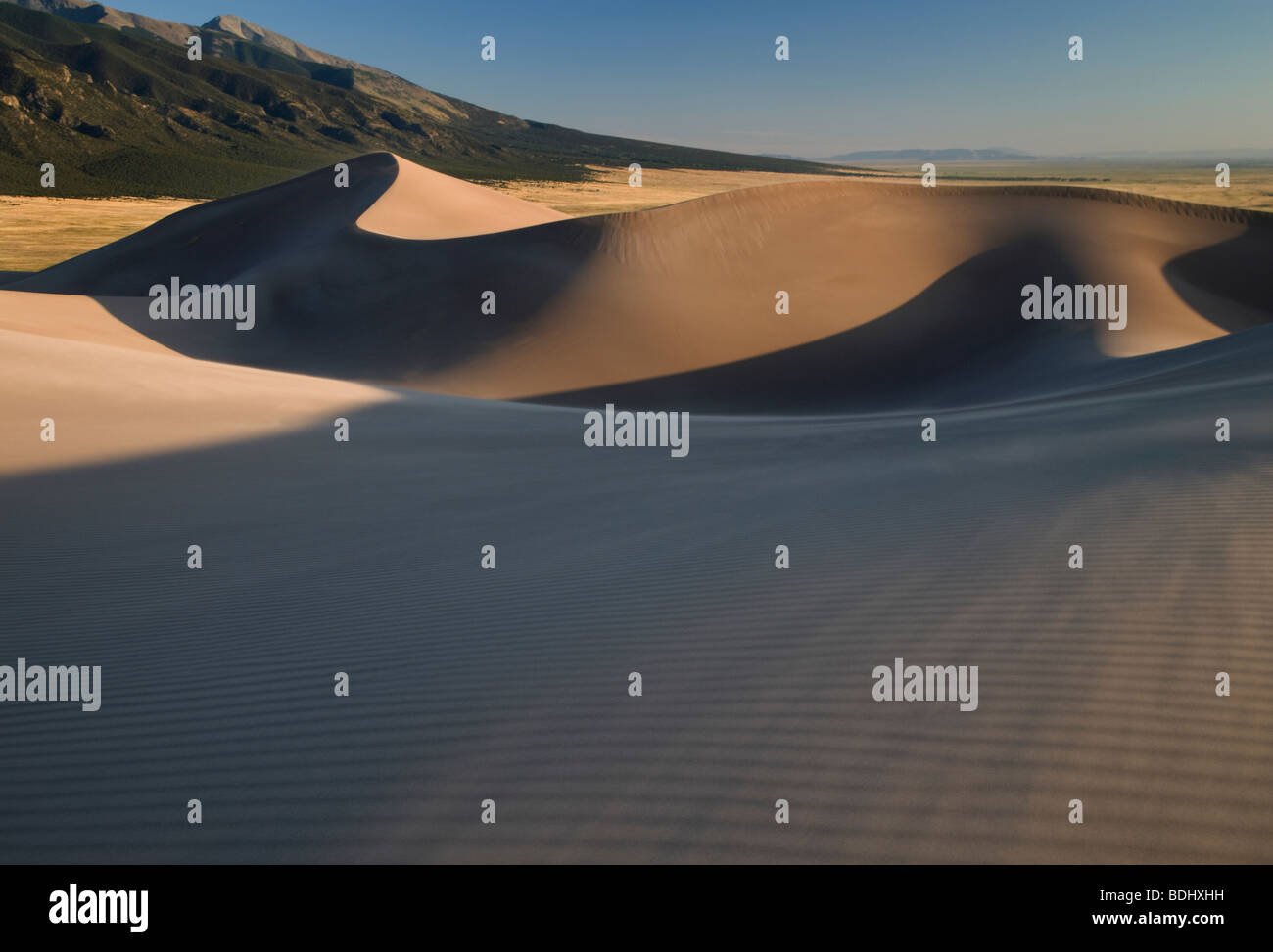 Dünen und wehenden Sand, Great Sand Dunes National Park, Colorado Stockfoto