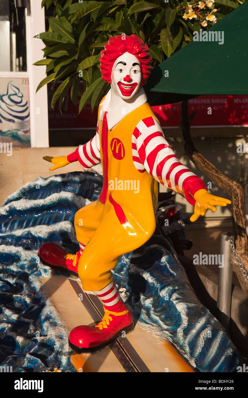 Indonesien, Bali, Kuta, McDonalds-Restaurant am Strand, Surfen Ronald MacDonald Abbildung Stockfoto