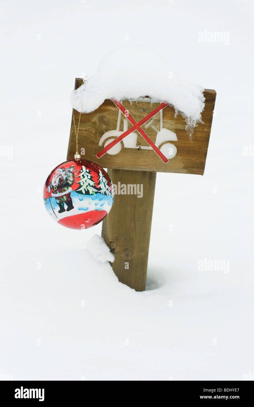 Dekorativen Weihnachtsschmuck von Schnee bedeckten Schild Verbot treibende Golfwagen im Bereich hängen Stockfoto