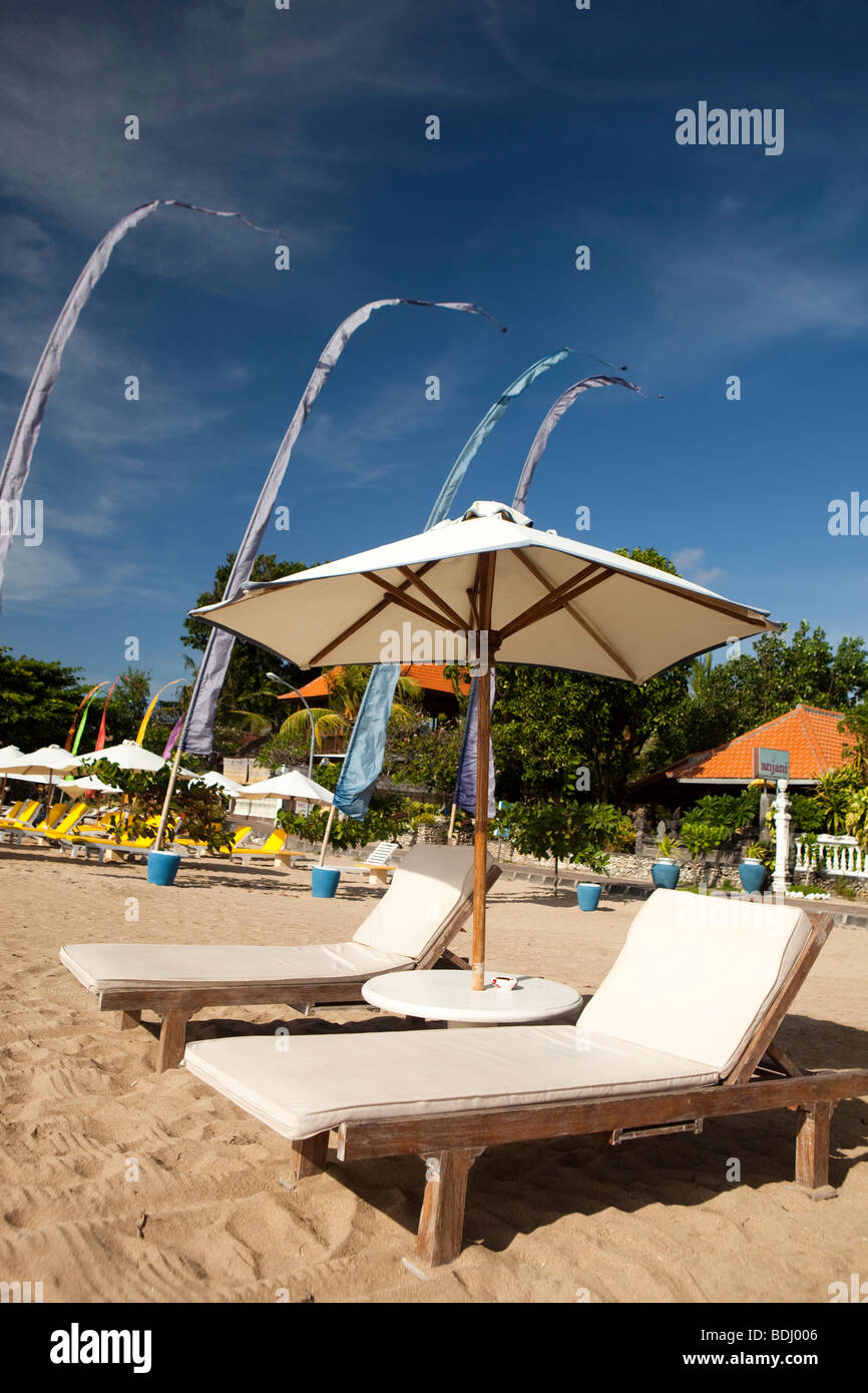 Indonesien, Bali, Sanur, leere Liegestühle am Strand Stockfoto