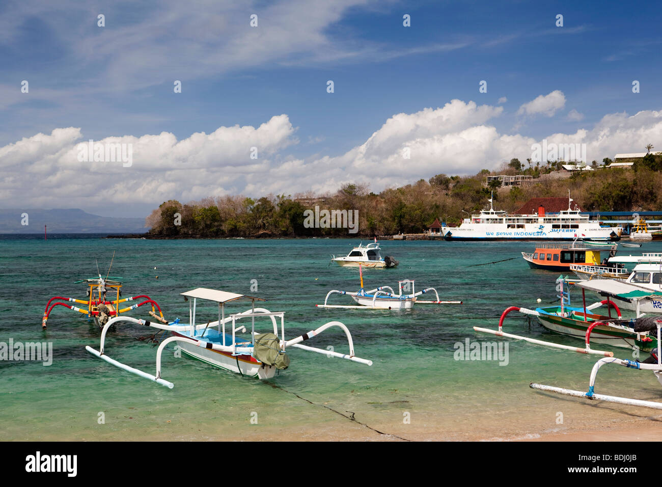 Indonesien, Bali, Padangbai, bunt bemalte Ausleger Angelboote/Fischerboote vor Anker in der Bucht Stockfoto