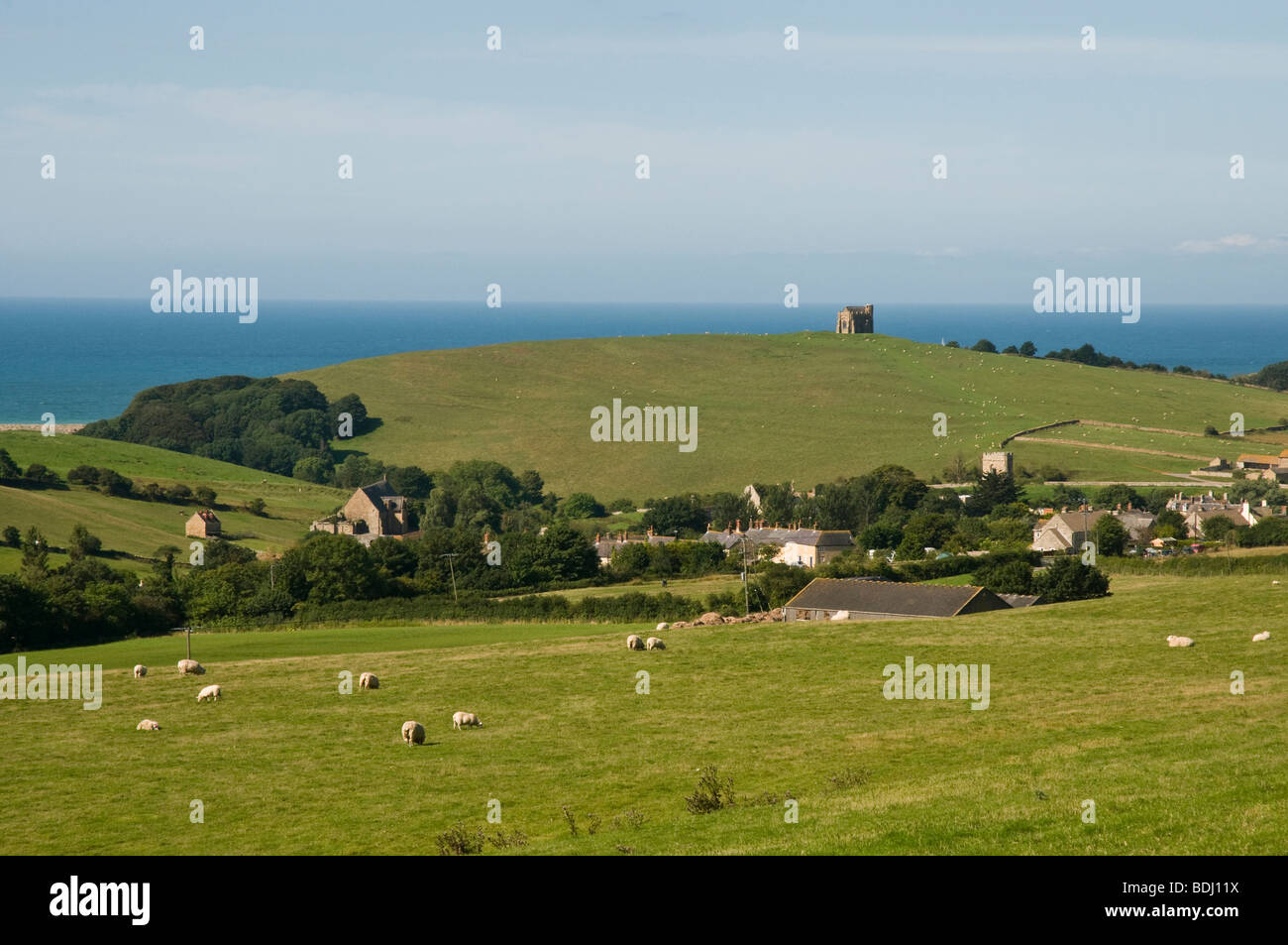 Schöne Landschaft & Küste von Dorset, England.  Dorf von Abbotsbury unten, wo gibt es eine Swannery. Stockfoto
