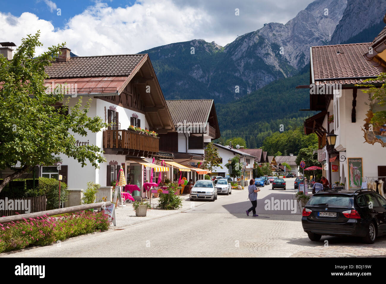 Einkaufsstraße mit Chalets in Grainau Stadt in den Bayerischen Alpen, Bayern, Deutschland, Europa Stockfoto