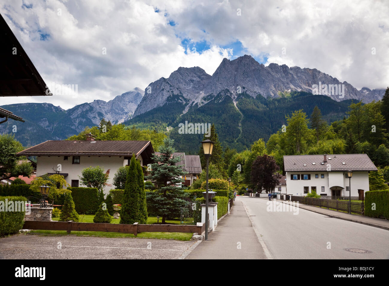 Grainau Dorfstraße, Bayerische Alpen, Bayern, Deutschland, Europa mit Zugspitze im Hintergrund Stockfoto