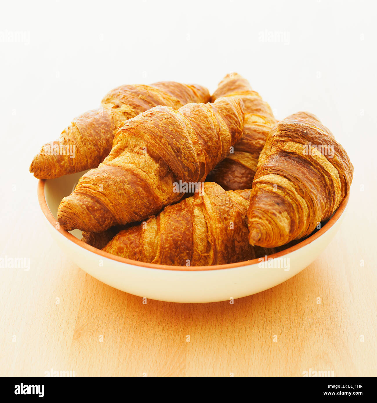 Schüssel mit frischen Croissants. Stockfoto