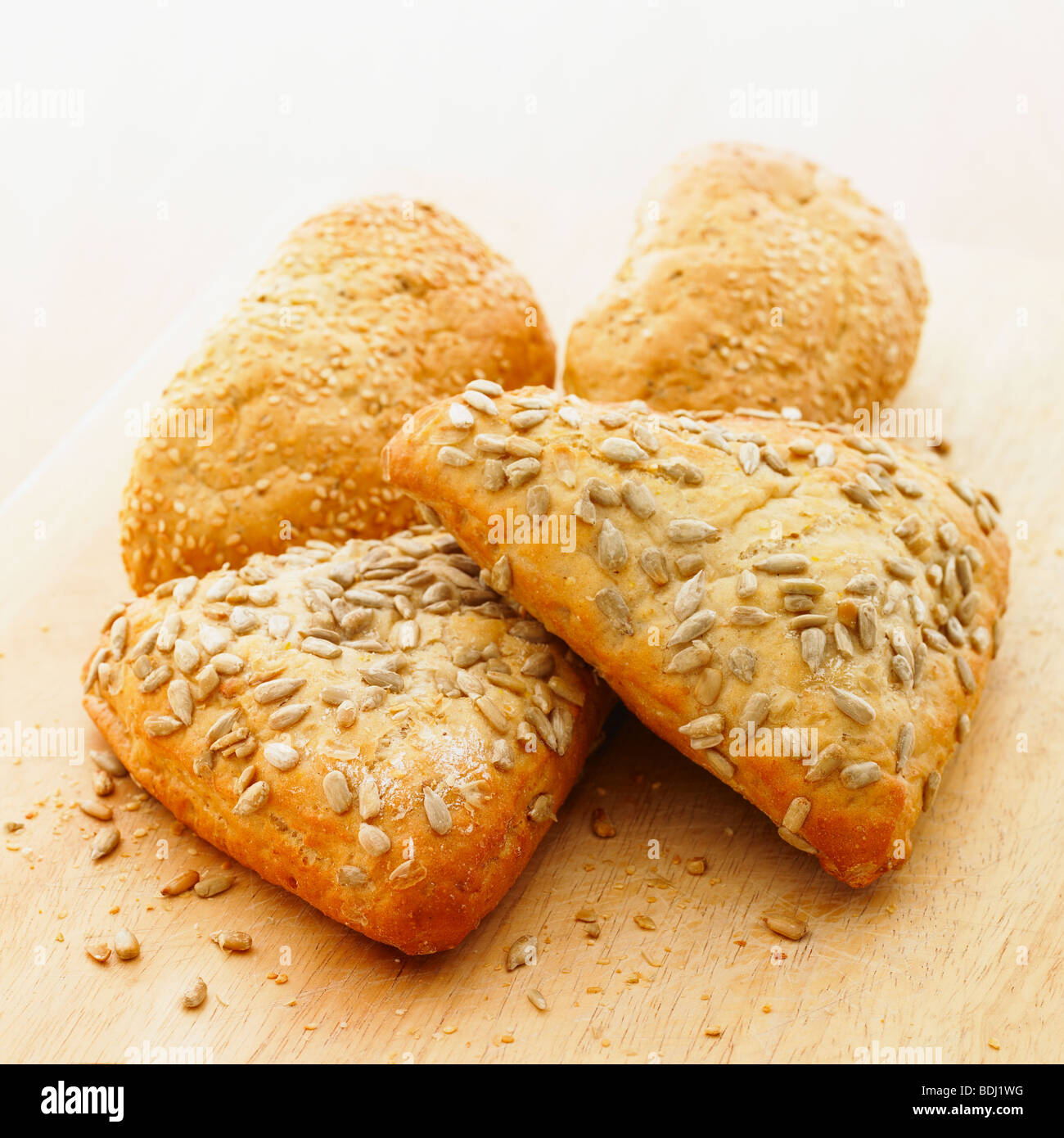Frisches Bauernbrot Vollkorn Brötchen auf einem Brot-Brett. Stockfoto