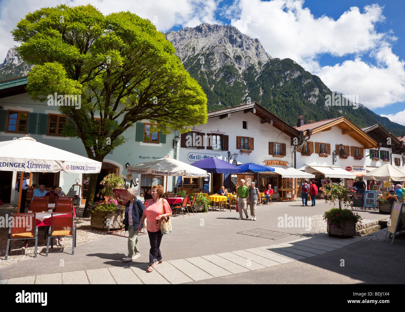 Einkaufsstraße im Zentrum der Stadt von Mittenwald mit Karwendelgebirge in den Bayerischen Alpen-Deutschland-Europa Stockfoto