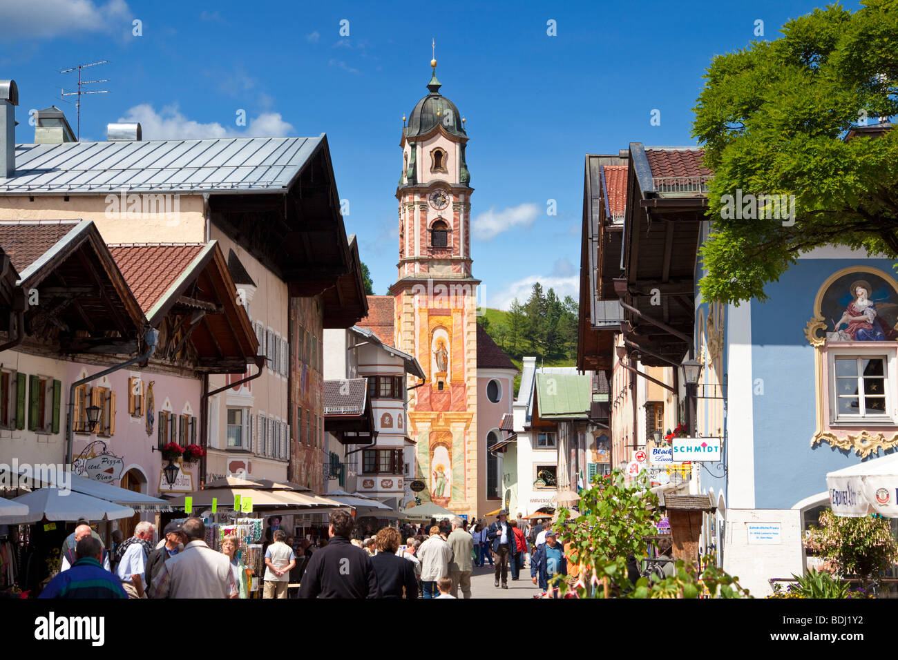 Historic gemalt, Kirche des Heiligen Petrus und Paulus in Mittenwald in den Bayerischen Alpen, Deutschland, Europa Stockfoto