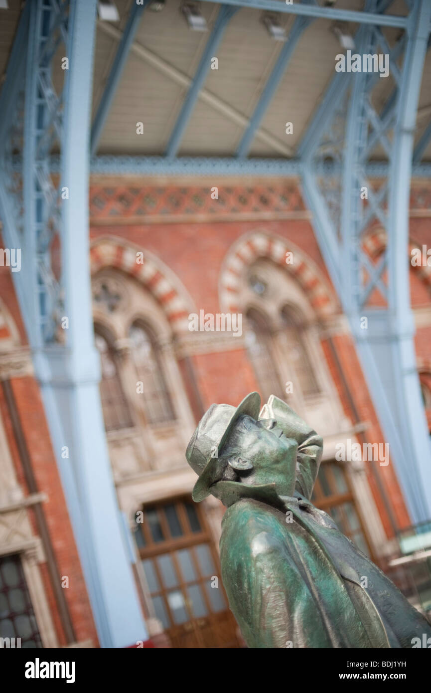 Statue von Sir John Betjeman blickt auf das neue Dach in St. Pancras International Station, London, UK. Statue von Martin Jennings. Stockfoto