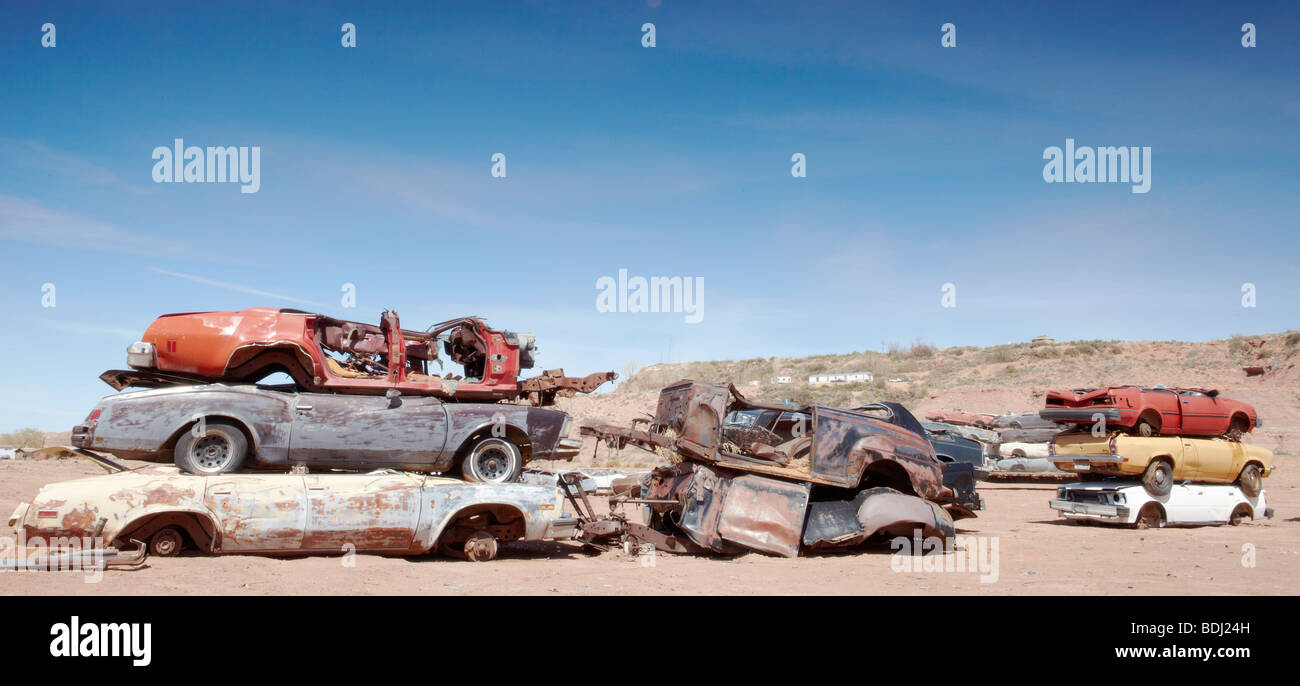 Autos in einem Schrottplatz vor blauem Himmel, Richtungskontrolle Stockfoto