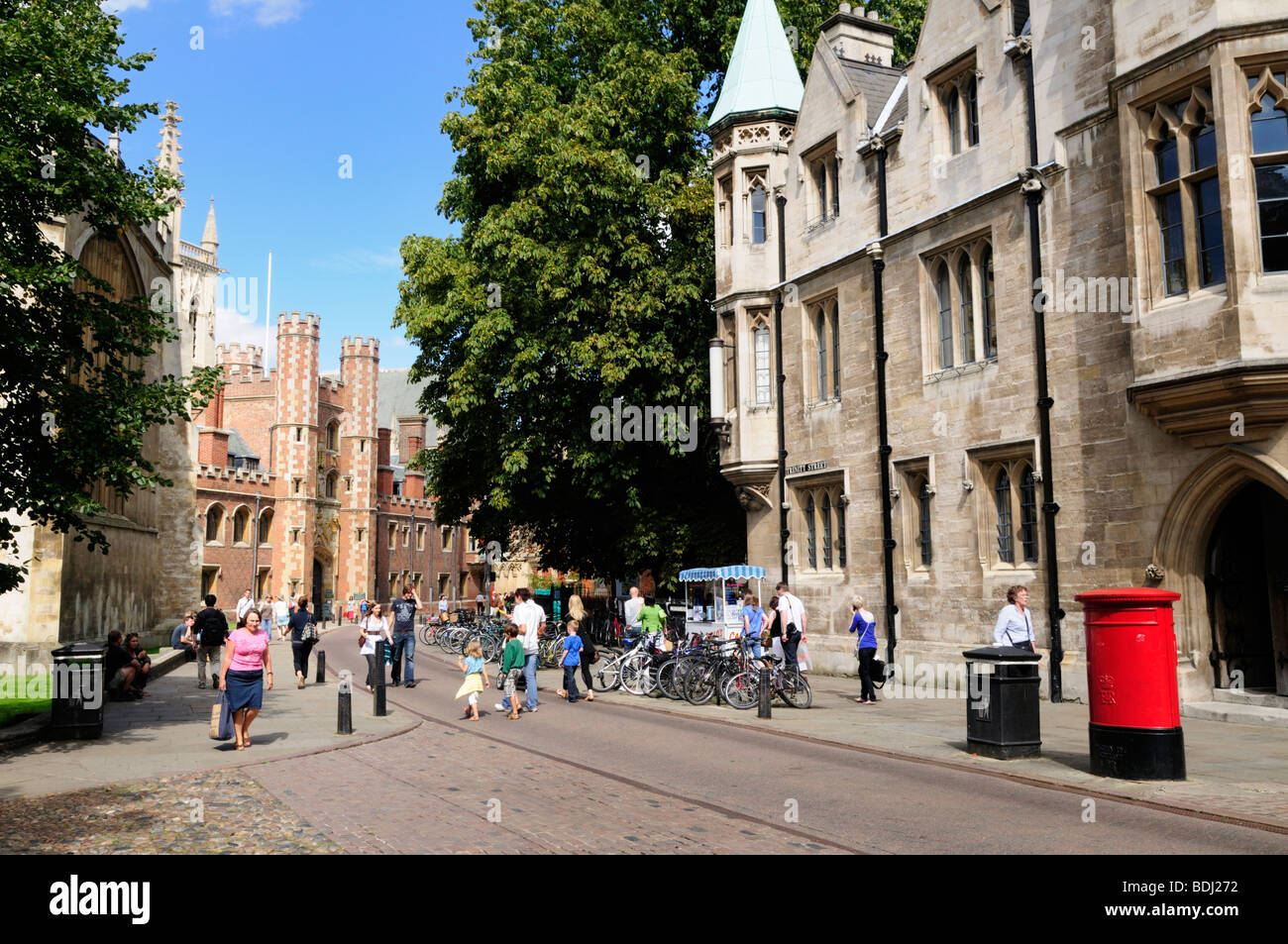 Trinity Street mit Blick auf St. Johns College, Cambridge England UK Stockfoto