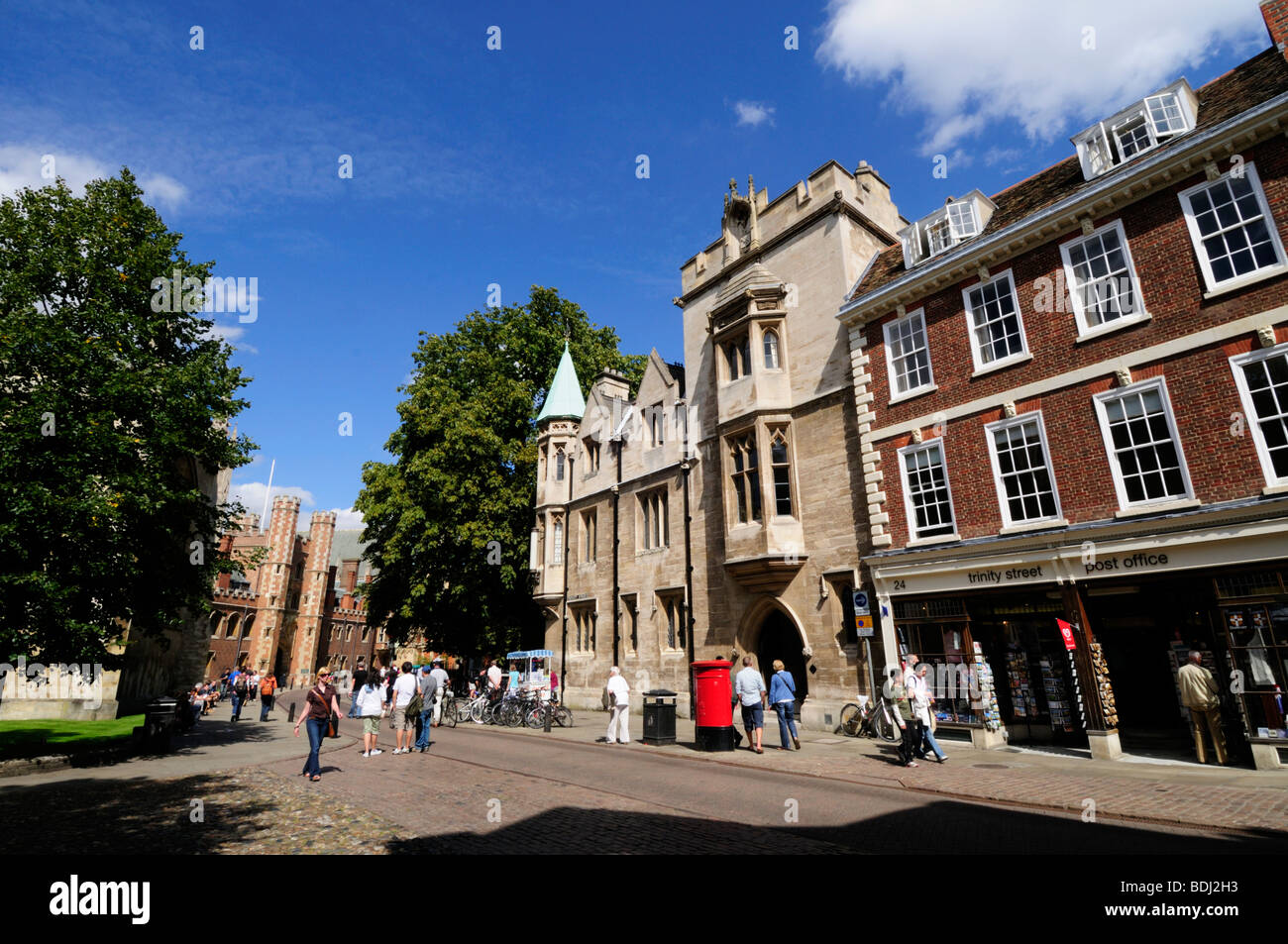 Trinity Street mit Blick auf St. Johns College, Cambridge England UK Stockfoto