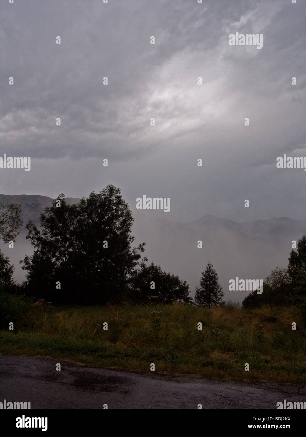 Sturm über dem Dorf von Allos, Alpes-Maritime, Frankreich Stockfoto