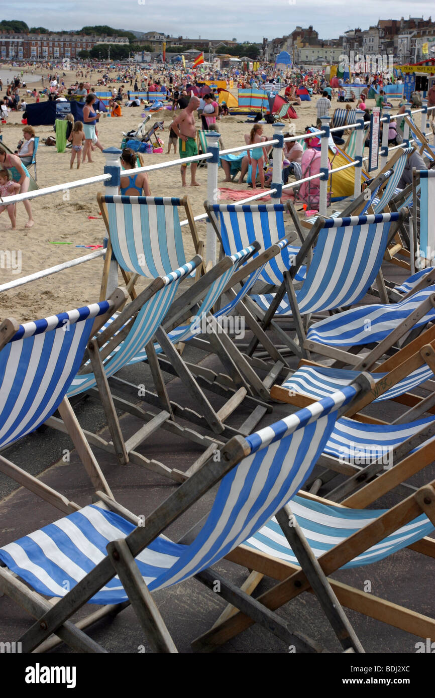 Liegestühle am Strand von Weymouth Stockfoto