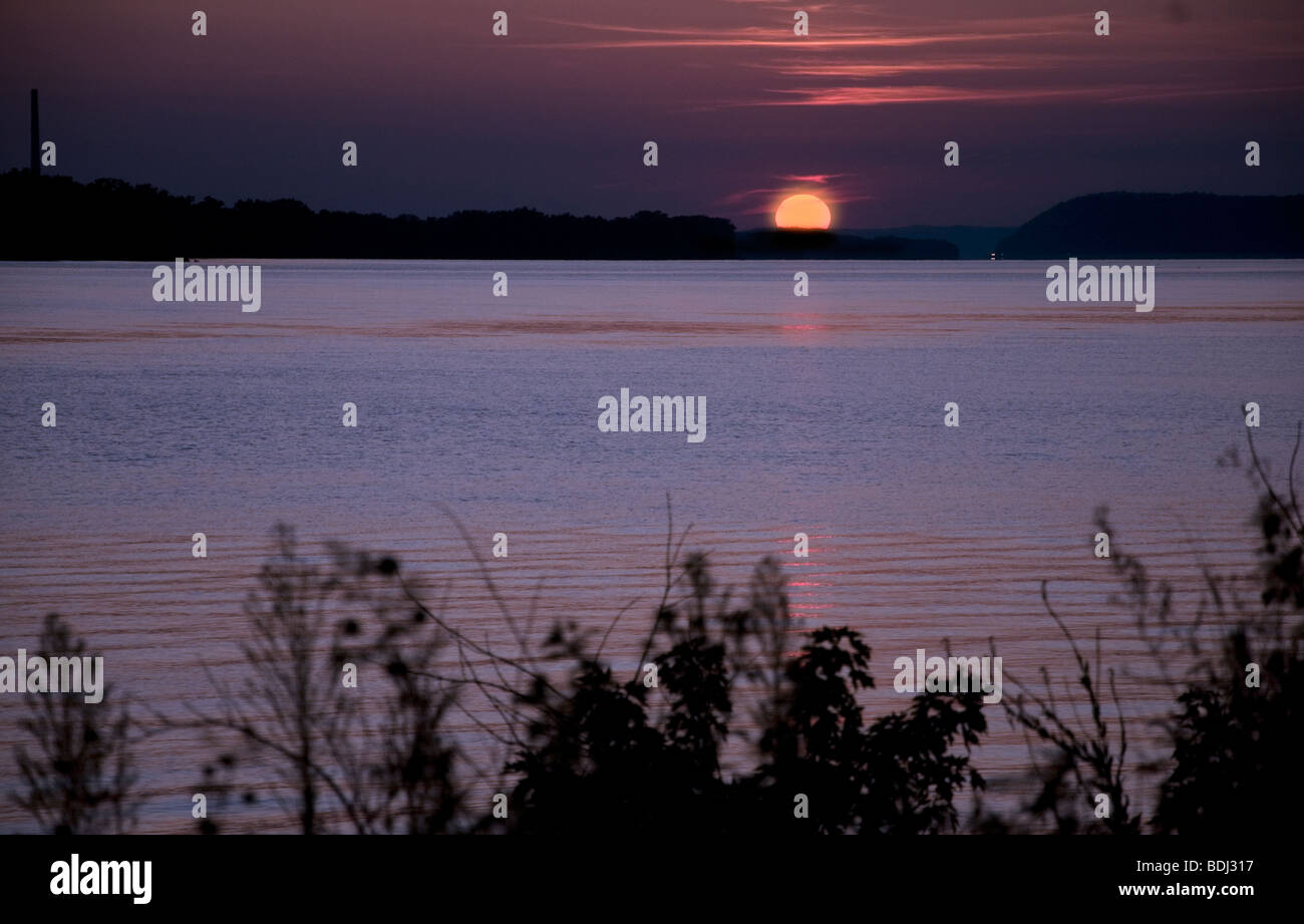 Sonnenuntergang über den Mississippi River in der Nähe von Alton, Illinois Stockfoto