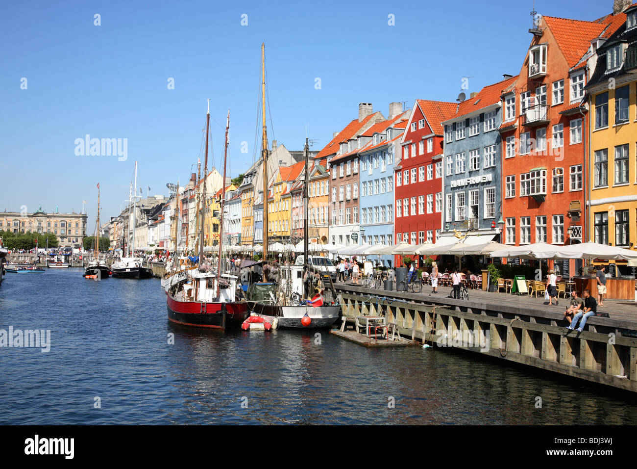 Am Kanal in Nyhavn, Kopenhagen, die alten Hafen Viertel berühmt für die alten bemalten Häusern, Restaurants, Bars und Kreuzfahrten. Stockfoto