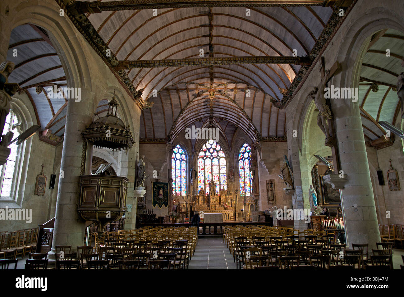 Pfarrei nahe Pleyben in der Bretagne, Frankreich. Das Innere der Kirche. Stockfoto