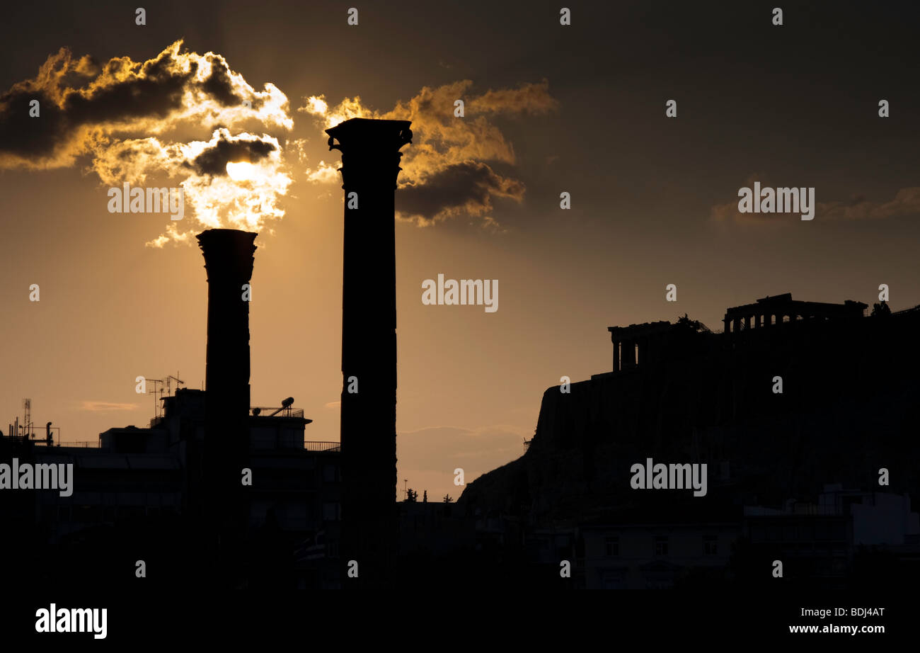 Ein Blick auf den Parthenon, der Tempel des Olympischen Zeus in Athen bei Sonnenuntergang Stockfoto