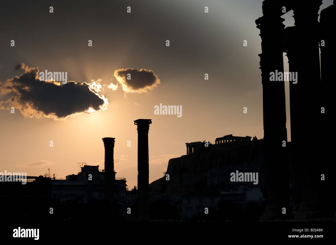 Ein Blick auf den Parthenon, der Tempel des Olympischen Zeus in Athen bei Sonnenuntergang Stockfoto