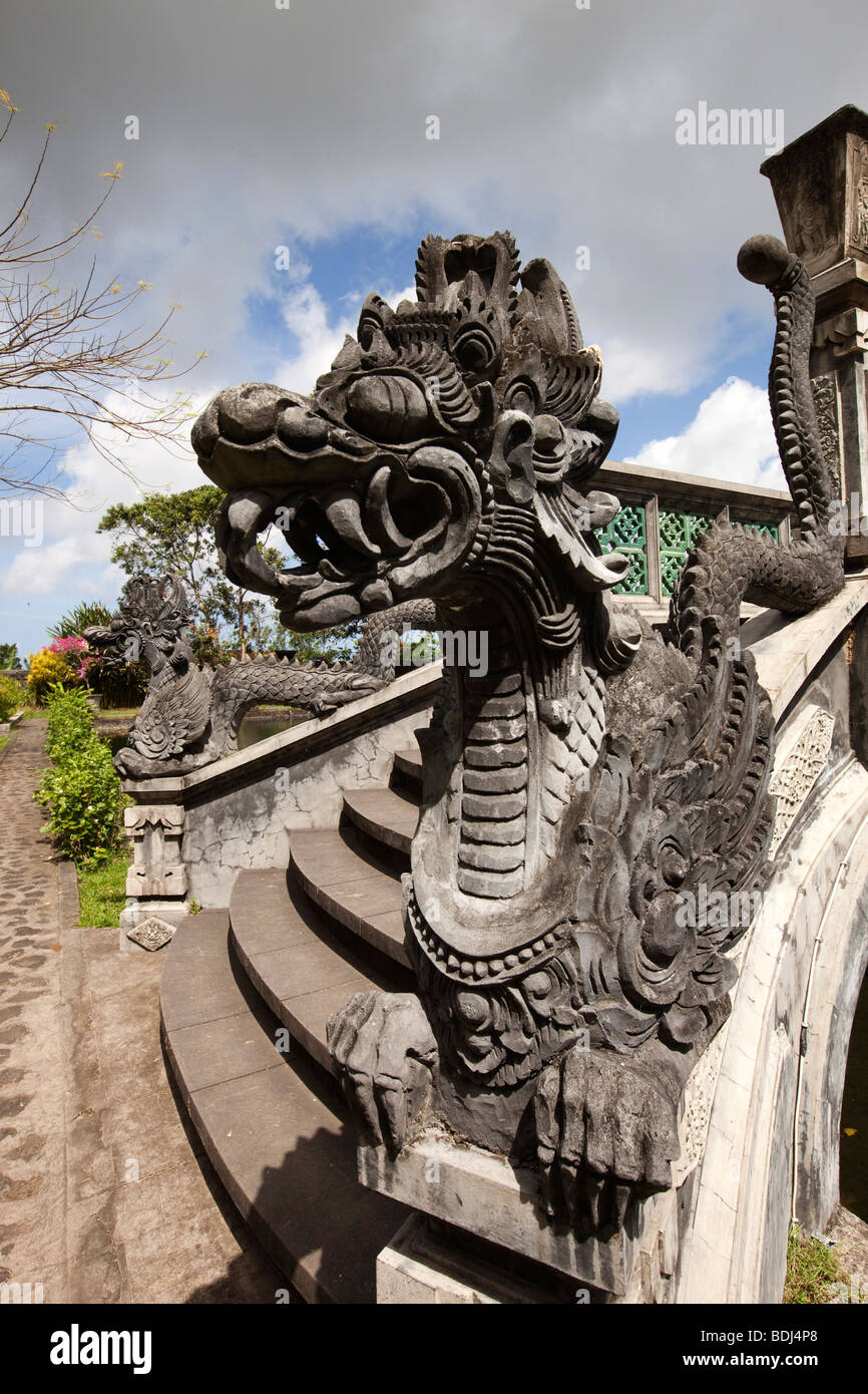 Indonesien, Bali, Tirta Gangga, Wasserpalast Garten Motiv Drachenbrücke über Süd-Teich zum Dämon Insel Stockfoto