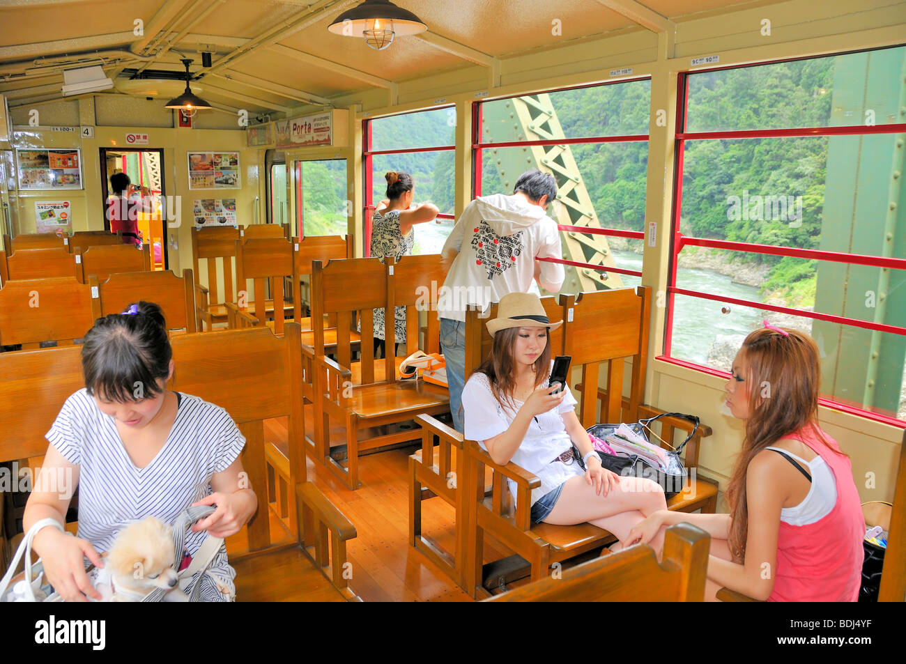 Japanische Touristen im Zug, arashiyama, Kyoto, Japan Stockfoto