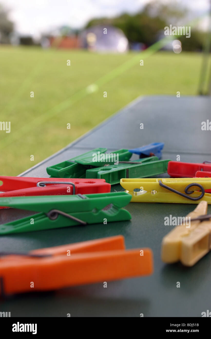 Wäscheklammern auf einem Tisch auf einem Campingplatz Stockfoto