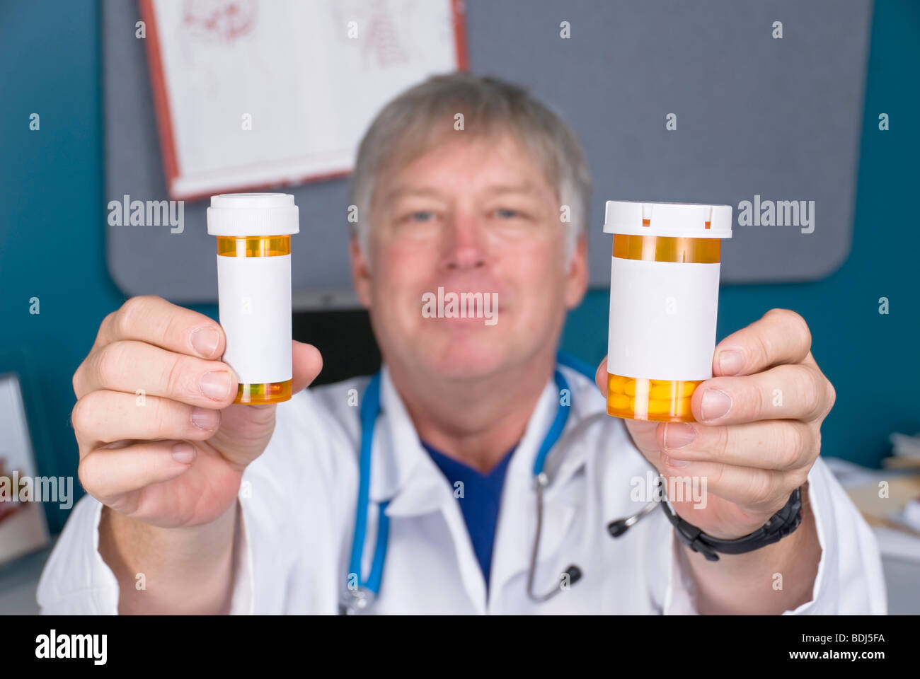 Ein Arzt hält zwei Medizin-Flaschen mit leeren Etiketten für Kopie. Stockfoto