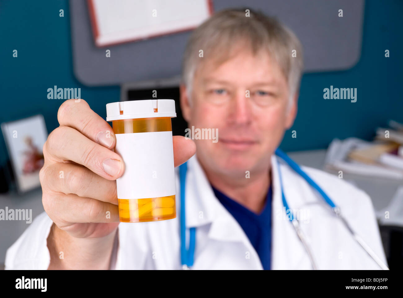 Ein Arzt hält eine Pille Flasche für Rezepte verwendet. Label ist für Kopie leer. Stockfoto