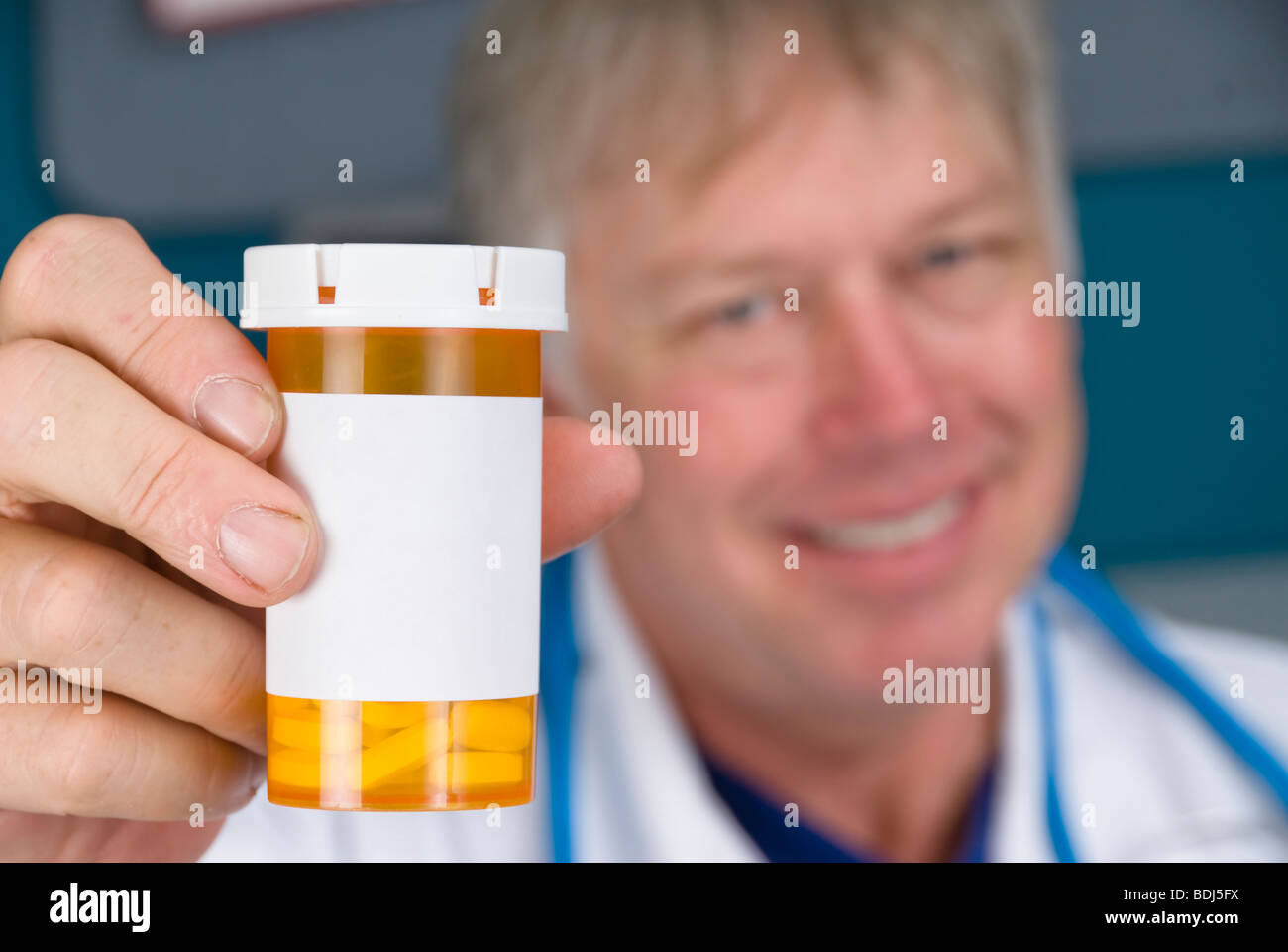 Ein Apotheker Arzt hält eine Pille Flasche. Label ist für die Kopie leer. Stockfoto