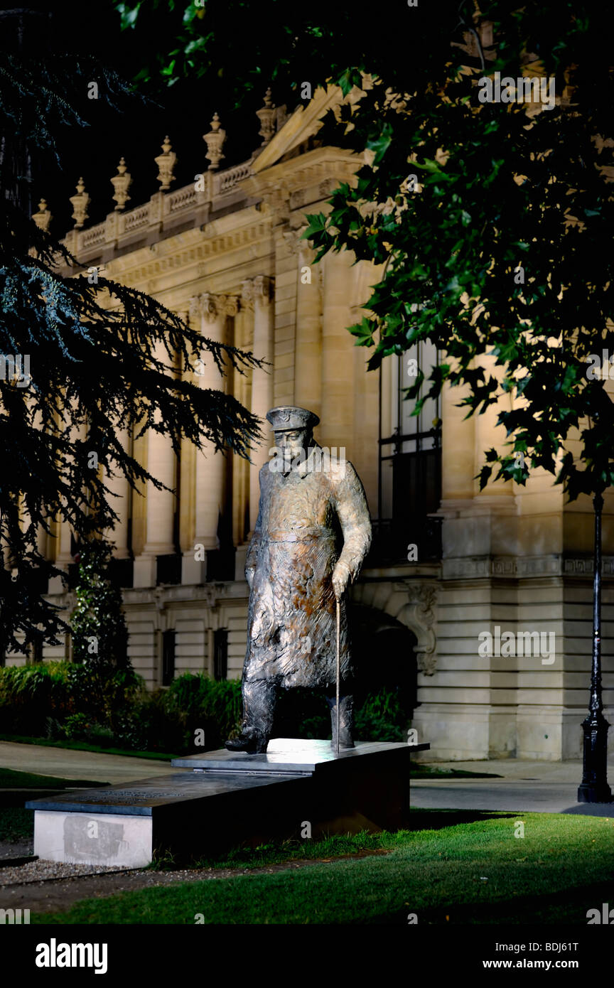 Paris, Frankreich, zeitgenössische Skulptur, Kunst im öffentlichen Raum, Statue von "Winston Churchill" außerhalb "Petit Palais" Museums, in der Nacht, Stockfoto