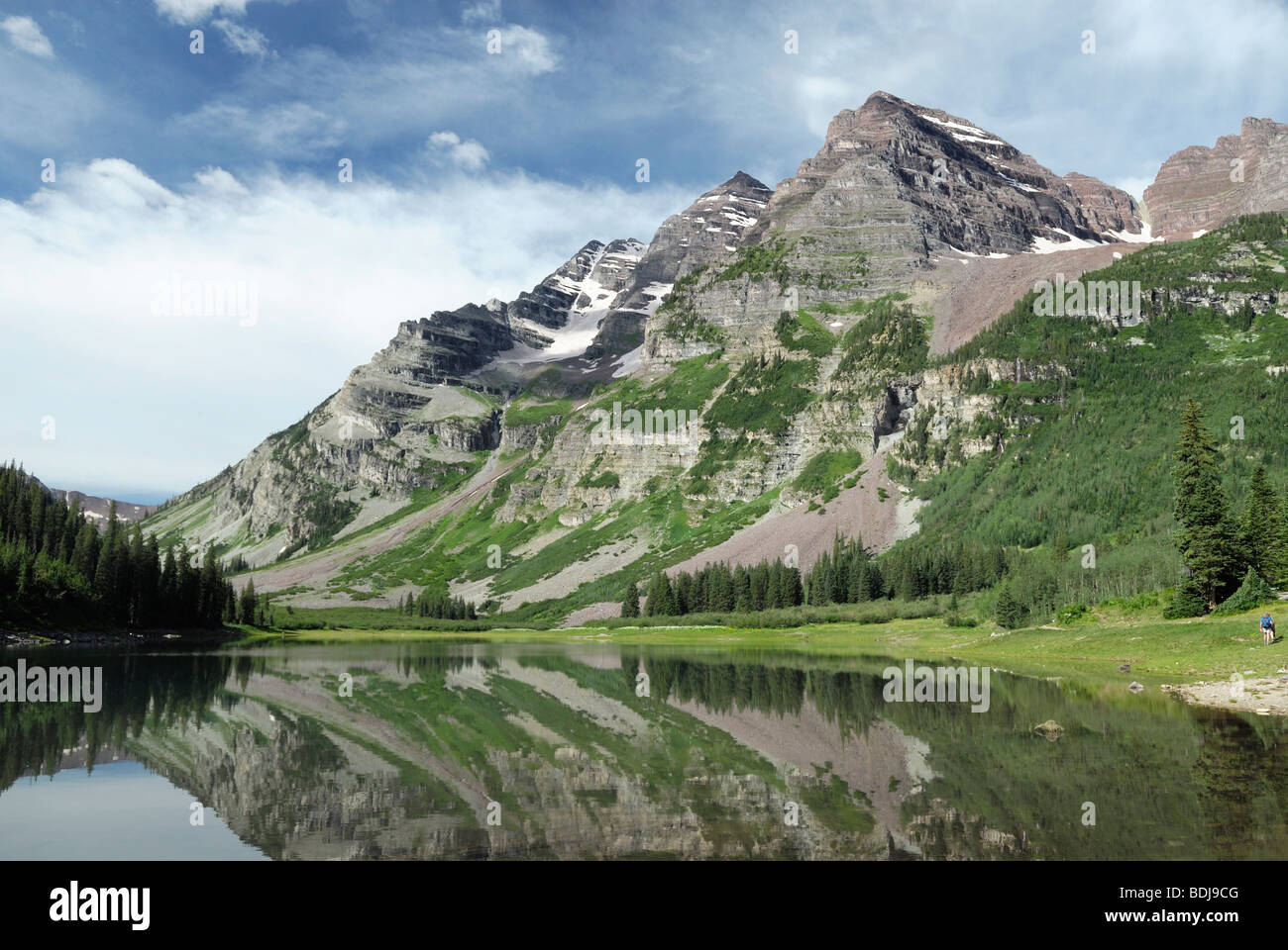 Reflexionen von Maroon Bells in Colorado Rocky Mountains Stockfoto