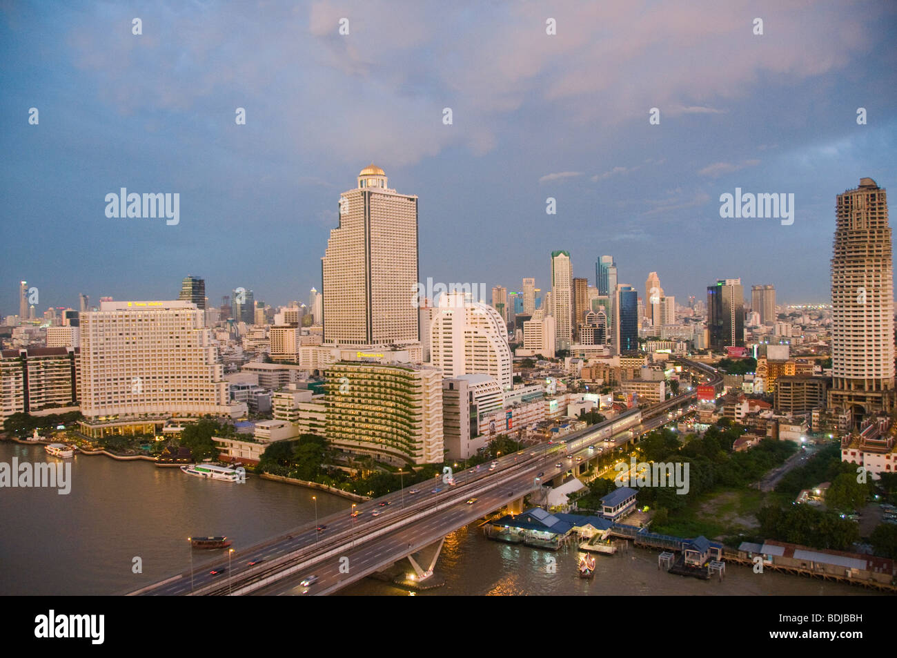 Die Chao Phraya River und Bangkok Skyline Abend fällt Stockfoto