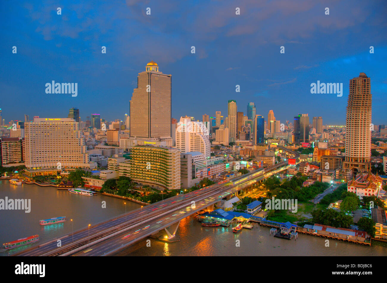 Die Chao Phraya River und Bangkok Skyline Abend fällt Stockfoto