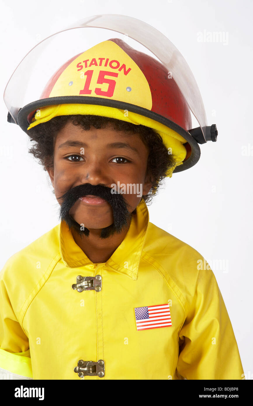 Junge als Feuerwehrmann verkleidet Stockfoto