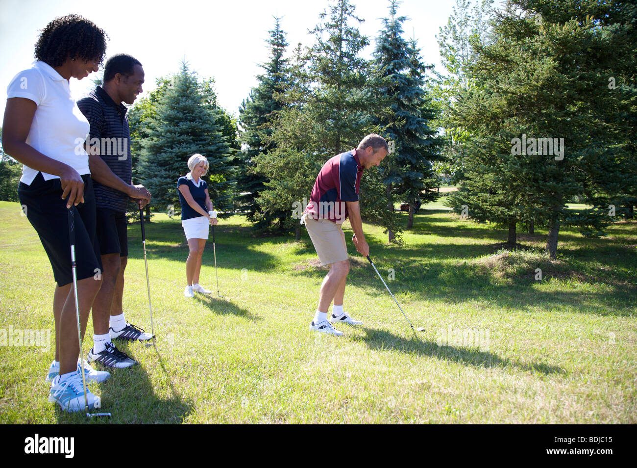 Gruppe von Menschen, die Golf spielen Stockfoto