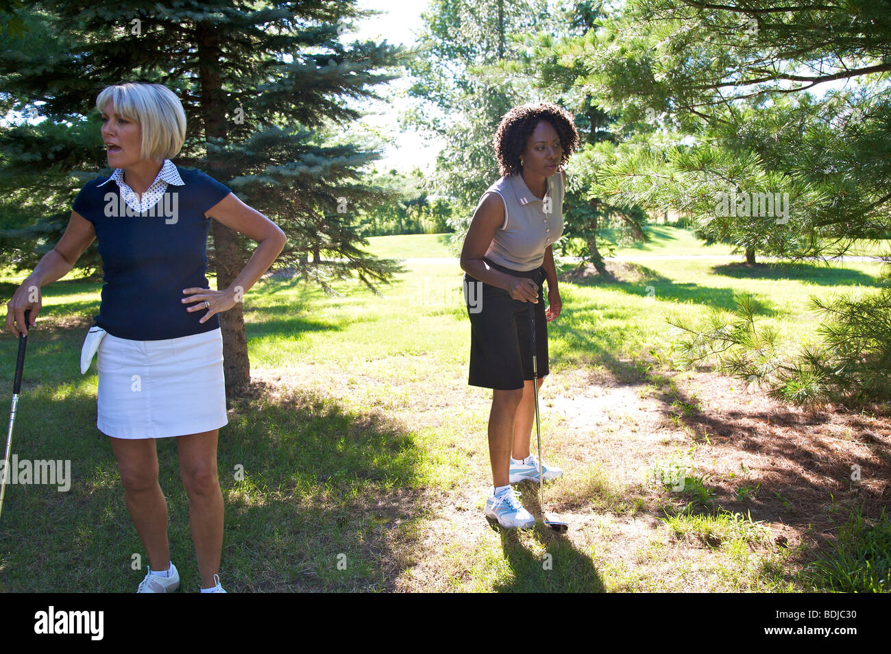Golfer, die auf der Suche nach verlorenen Ball Stockfoto
