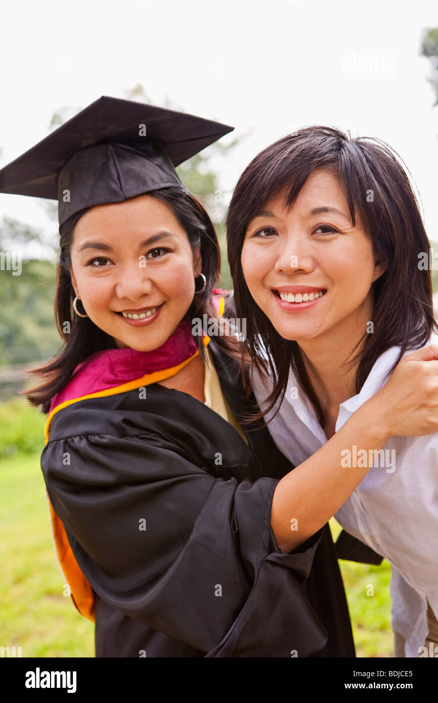 Porträt des Graduate mit Mutter Stockfoto