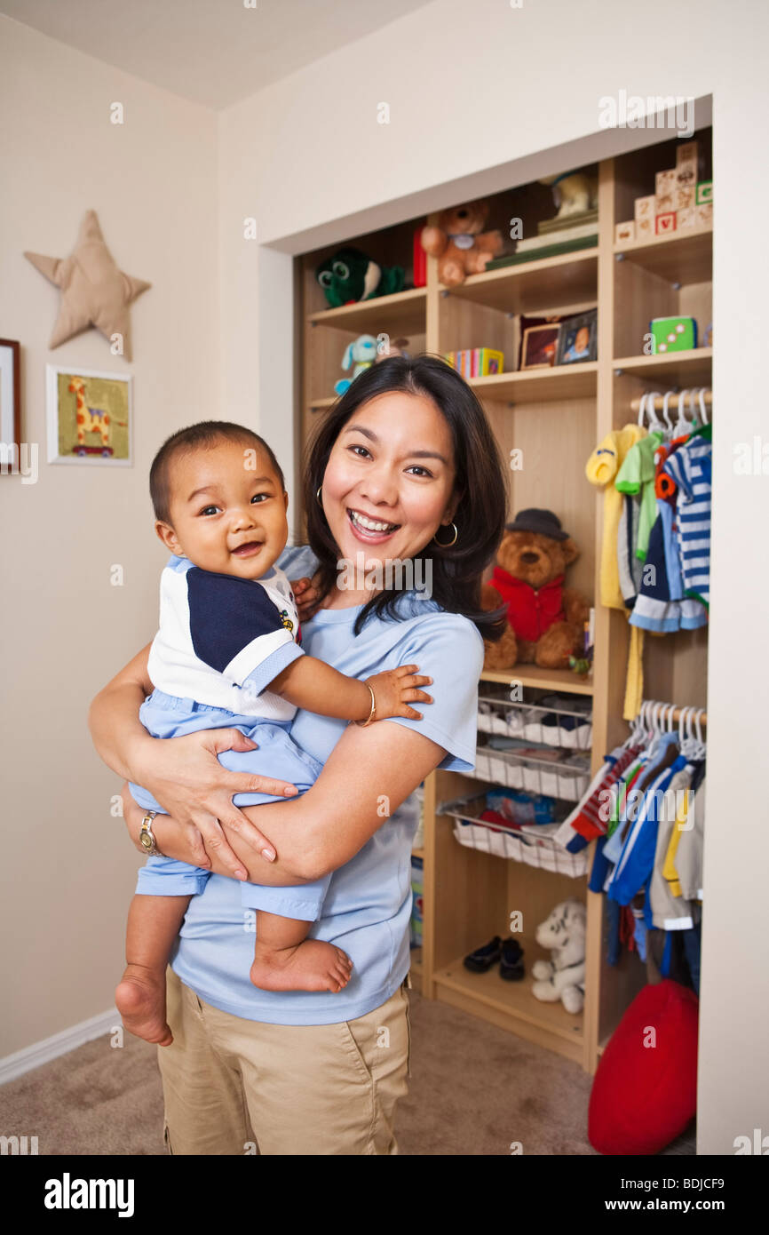 Mutter-Holding-Baby im Kinderzimmer Stockfoto