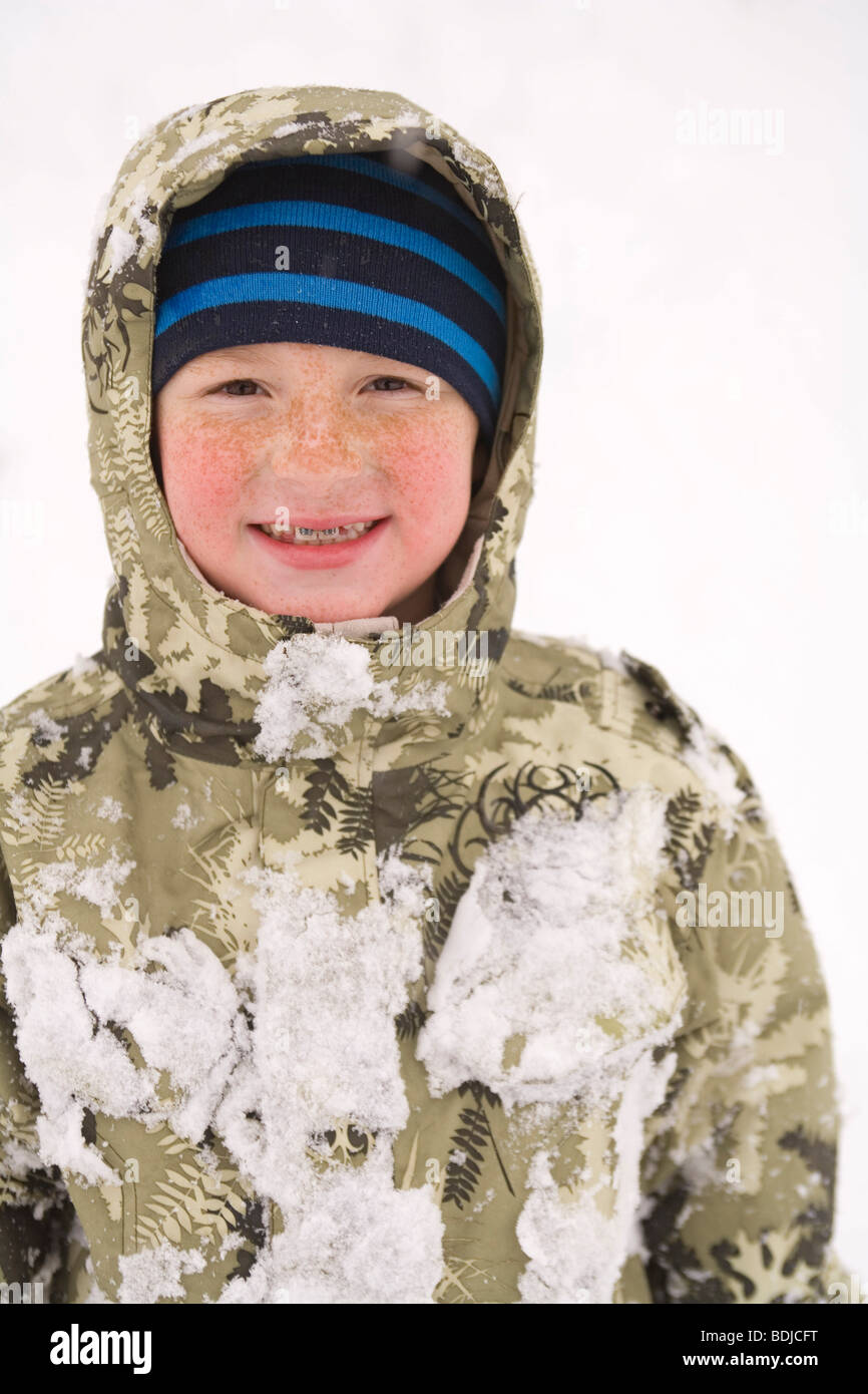 Kleiner Junge spielt im Schnee Stockfoto
