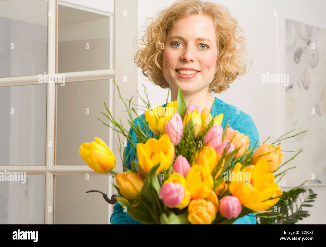 Frau mit Blumen Stockfoto