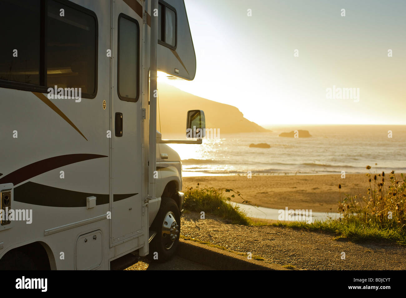 Wohnmobil geparkt am Meer bei Sonnenuntergang, Harris Beach State Park, Brookings, Oregon, USA Stockfoto