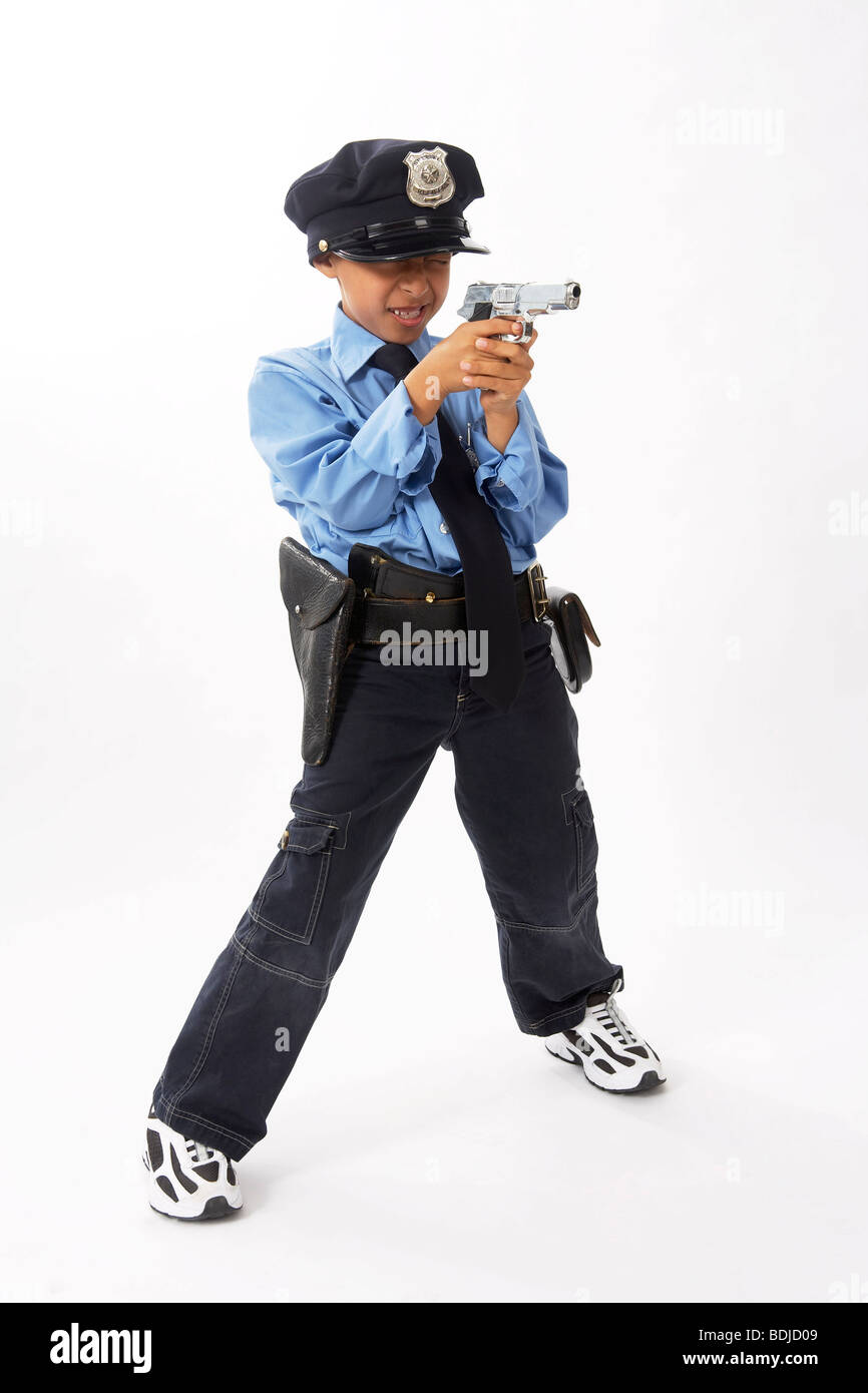 Junge als Polizist verkleidet Stockfoto