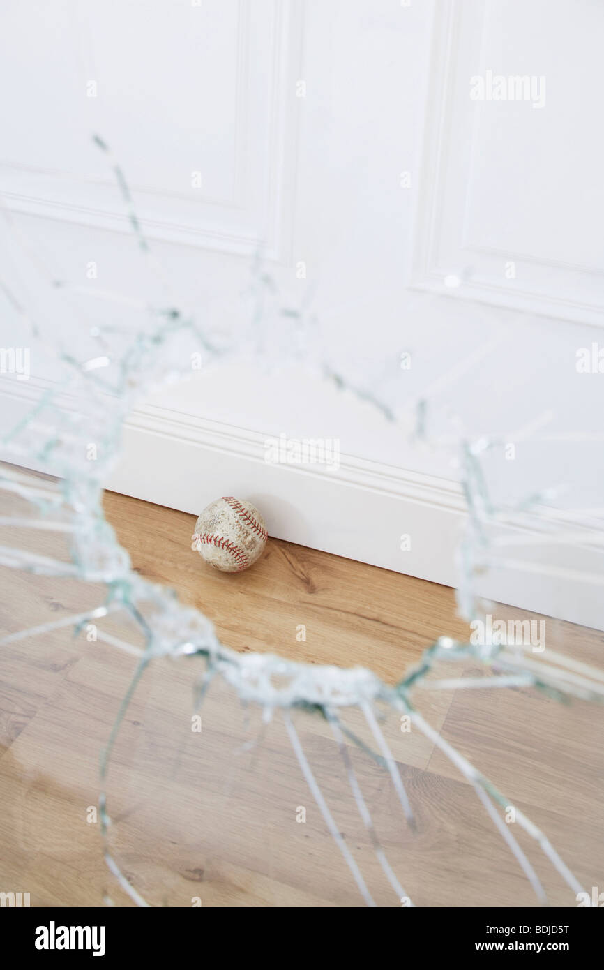 Zerbrochene Fenster und Baseball Stockfoto