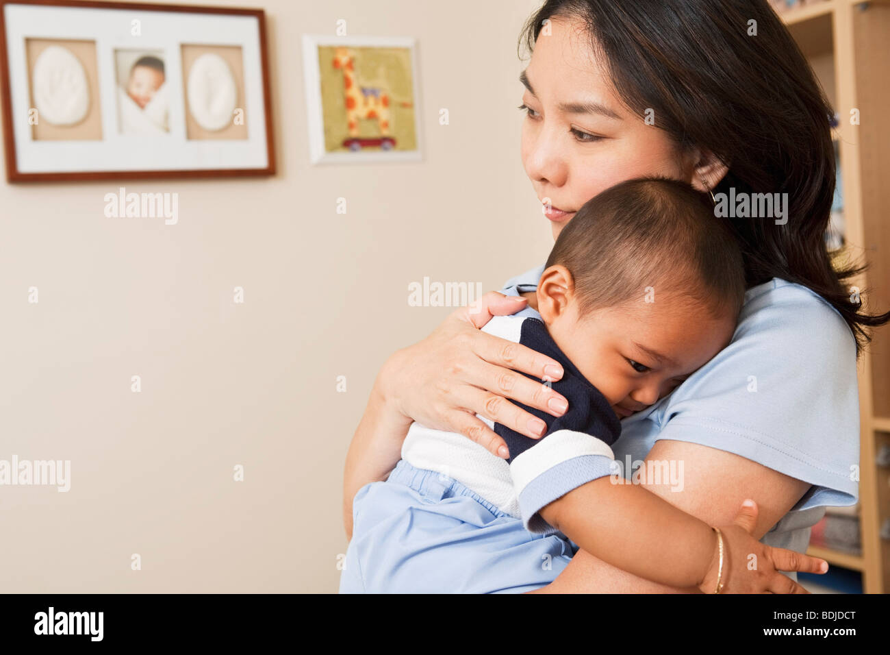 Mutter Holding Baby Boy Stockfoto