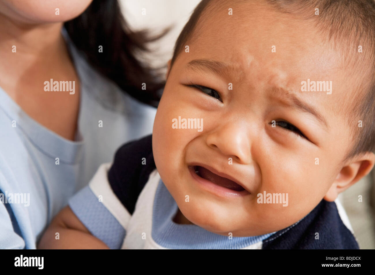 Nahaufnahme von Weinen, Baby Boy in Mutters Armen Stockfoto